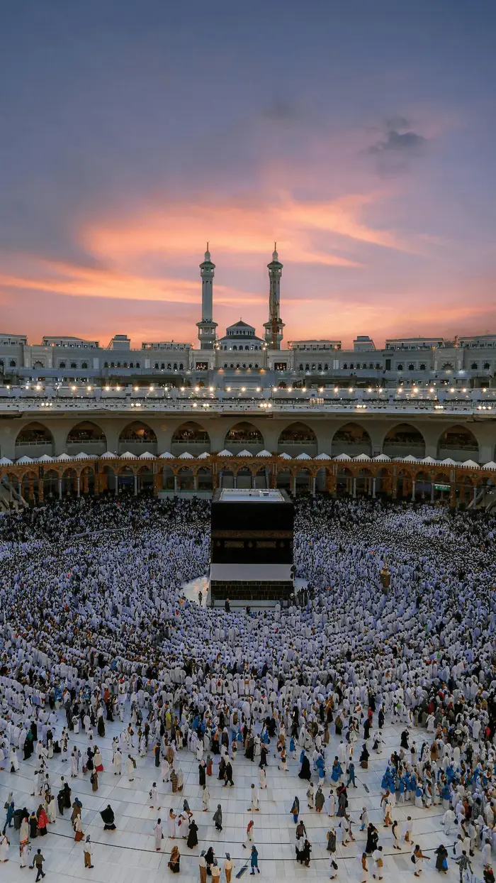 Vue aérienne de la Kaaba à La Mecque entourée de pèlerins