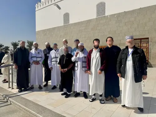 Groupe de pèlerins de la Omra 2025 organisé par Noor Al Haramayn