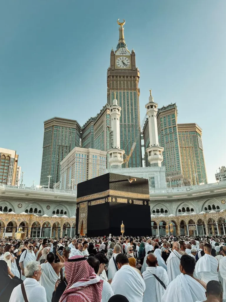 La Kaaba à La Mecque avec la grande tour de l'horloge en fond