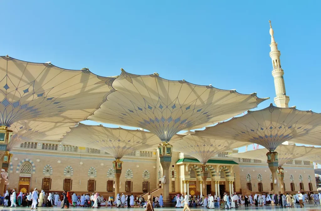 Les grands parasols de la mosquée du Prophète à Médine